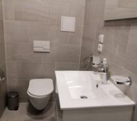 Full bathroom image 1