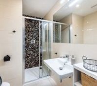 Full bathroom image 2