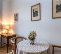 Sitting area with round table