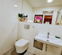 Full bathroom image 1