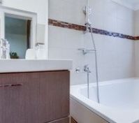  bathroom with bathtub