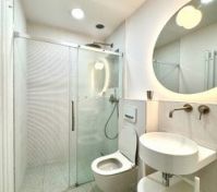 Full bathroom image 1