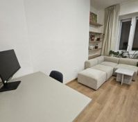 Obývací pokoj s výškově nastavitelným písaním stolem 