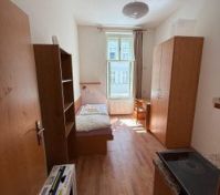 Studio room with bed and wardrobe