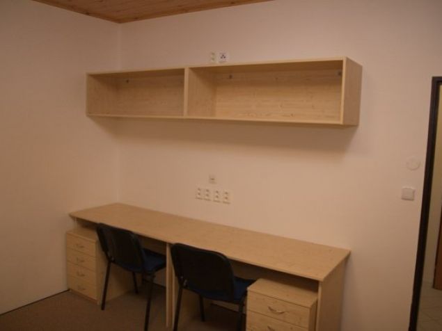 pracovní stoly a police
