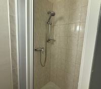 Wc   sprchový kout (uzavíratelné dveřmi