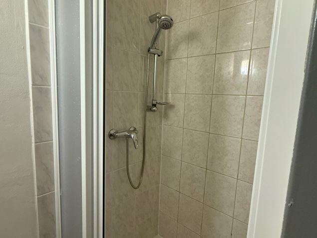 Wc   sprchový kout (uzavíratelné dveřmi