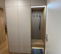 Zádveří s posezením, botníkem a šatní skříní