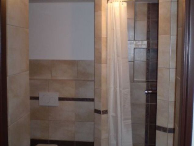 velká koupelna s velkým sprchovým koutem a WC (vyhřívaná podlaha)