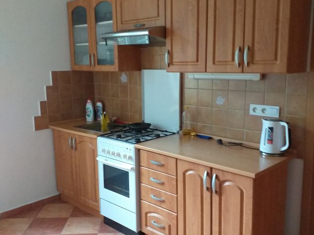 Kuchyň s průchodem na zahradu jen k tomuto bytu.