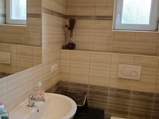 Wc se sprchovým koutem