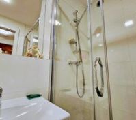 Full bathroom image 2