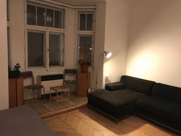 pokoj s 4 oddělenými postelemi a posezením
