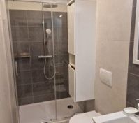 Sprchový kout s vaničkou z litého mramoru a termostatickou baterií 