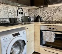 Kitchen washer oven patterned backsplash