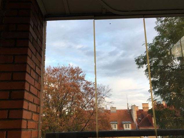 Výhled z balkónu. Máme výhled do vnitrobloku