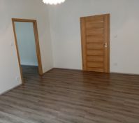 Obývací pokoj - vlevo vstup do ložnice, vpravo do předsíně