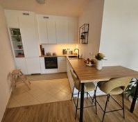 Kitchen with breakfast bar