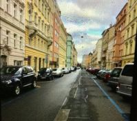 Ulice Ovenecka, jedna se o prvni zluty dum napravo