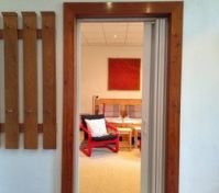 z obývacího pokoje do ložnice