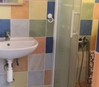 Bathroom w/shower