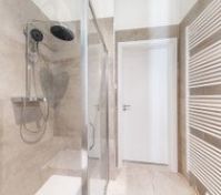 Full bathroom image 2