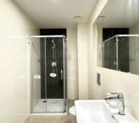 Full bathroom image 2
