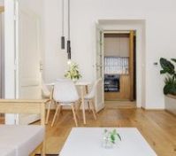 obývák s jídelním stolem pro 4