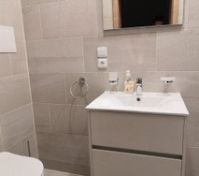 Full bathroom image 3