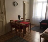 obyvaci pokoj s jidelnim stolem a posteli