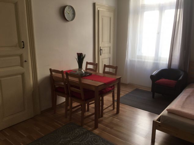 obyvaci pokoj s jidelnim stolem a posteli