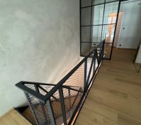 V popisku u 1.fotky je odkaz na video od developera, kde je byt celý natočen.