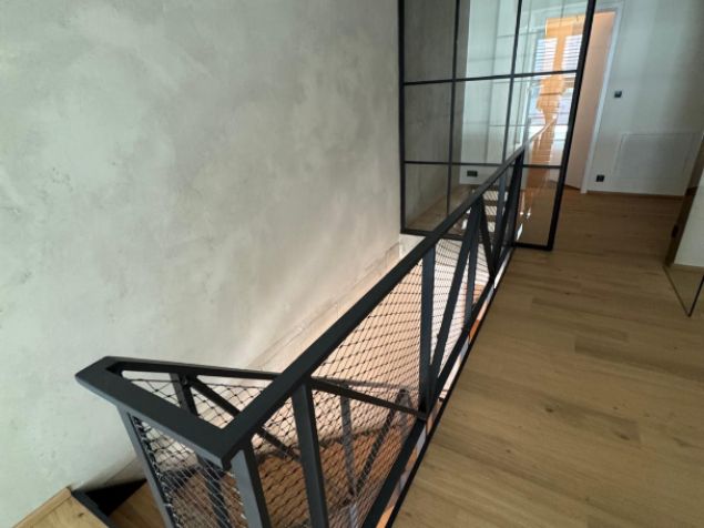 V popisku u 1.fotky je odkaz na video od developera, kde je byt celý natočen.